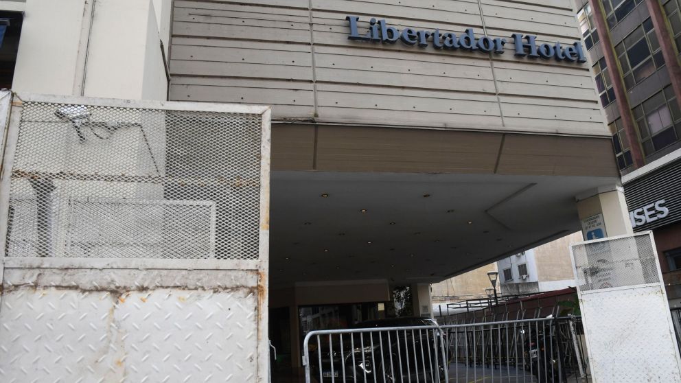 Así amaneció el hotel donde permanece alojado el presidente Javier Milei (Télam).