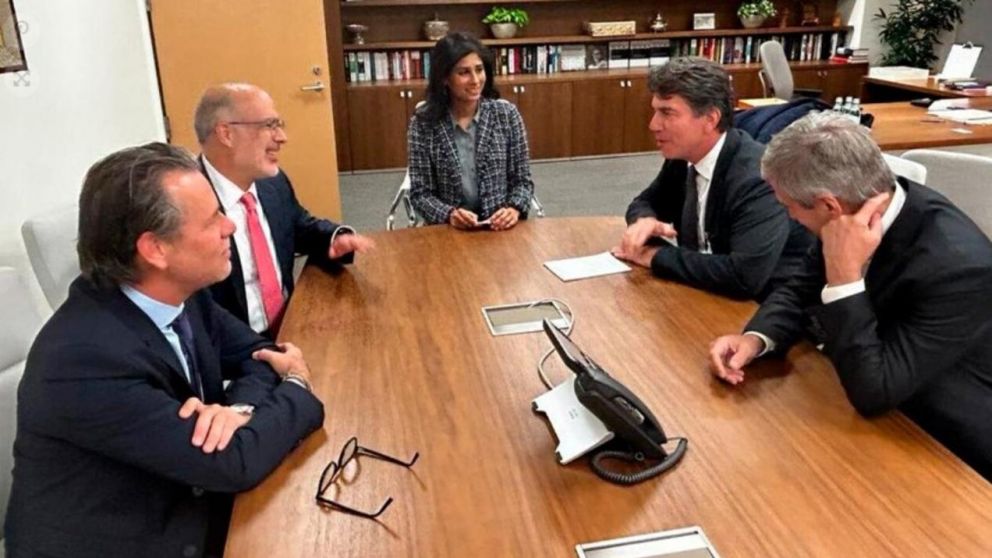 Luis Caputo y otros funcionarios de Javier Milei recibirán al Fondo Monetario internacional (Télam).