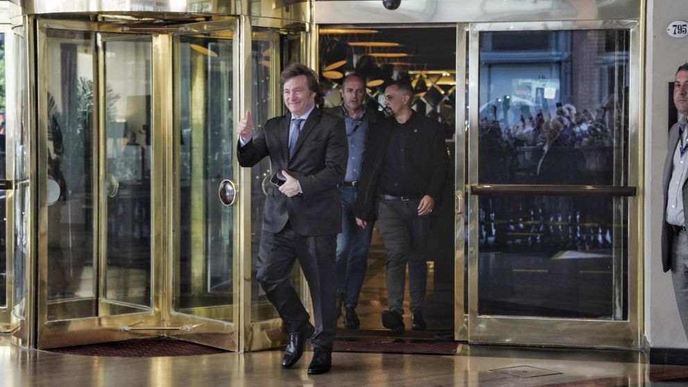 El presidente Javier Milei permanece alojado en el Hotel Libertador (Archivo).