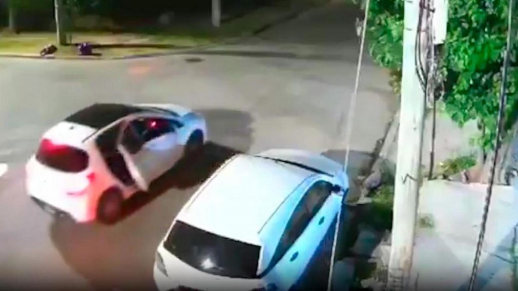 Delincuentes arrojaron del auto a una beba.