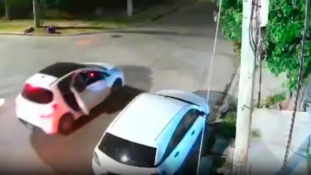 Delincuentes arrojaron del auto a una beba.