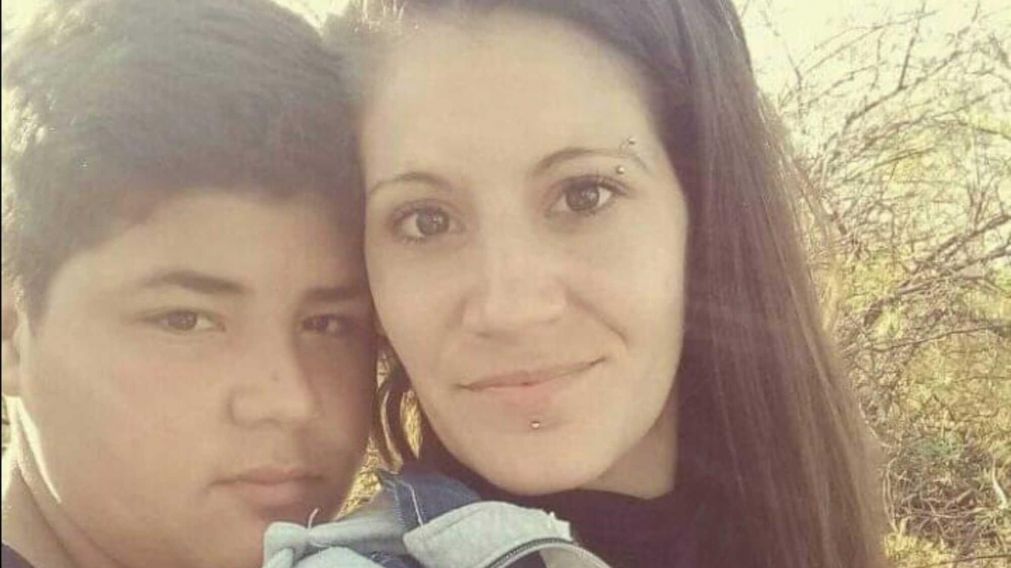 Samanta Ferreira junto a su hijo Tomás Tello.