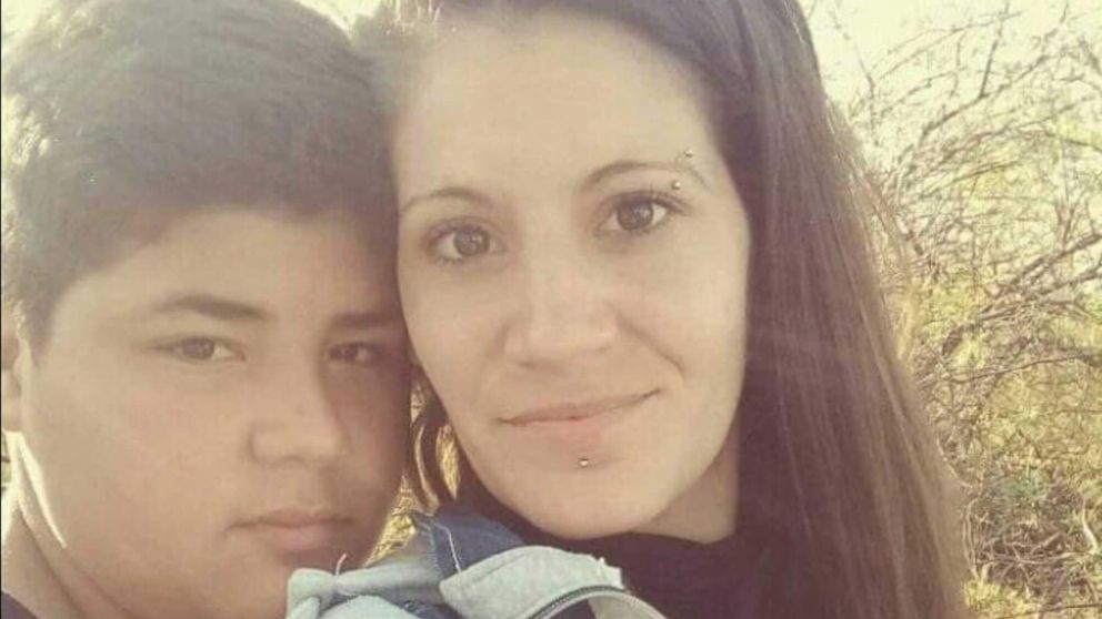 Samanta Ferreira junto a su hijo Tom�s Tello.