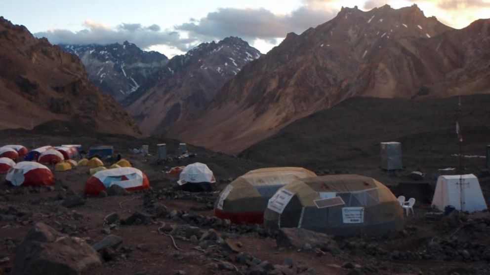 El campamento Plaza de Mulas donde encontraron al andinista ruso. (Aconcagua Online)
