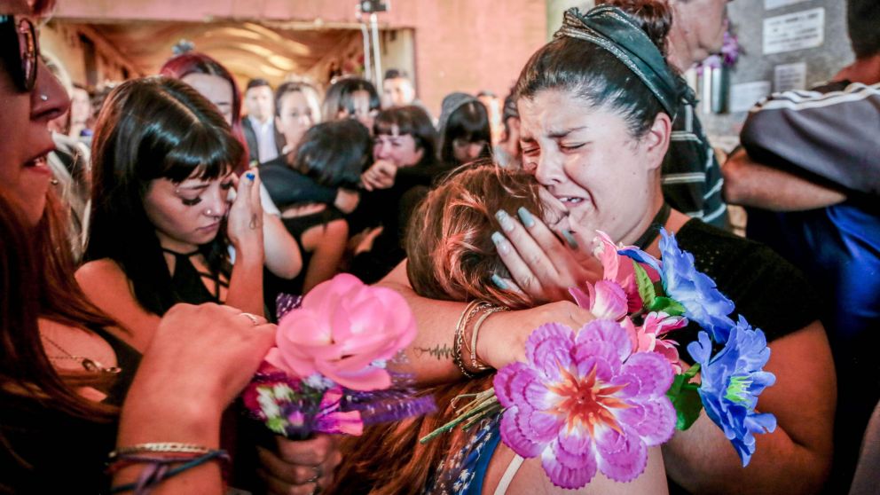 El dolor de los seres queridos de Tomás en la inhumación de sus restos (Telam).