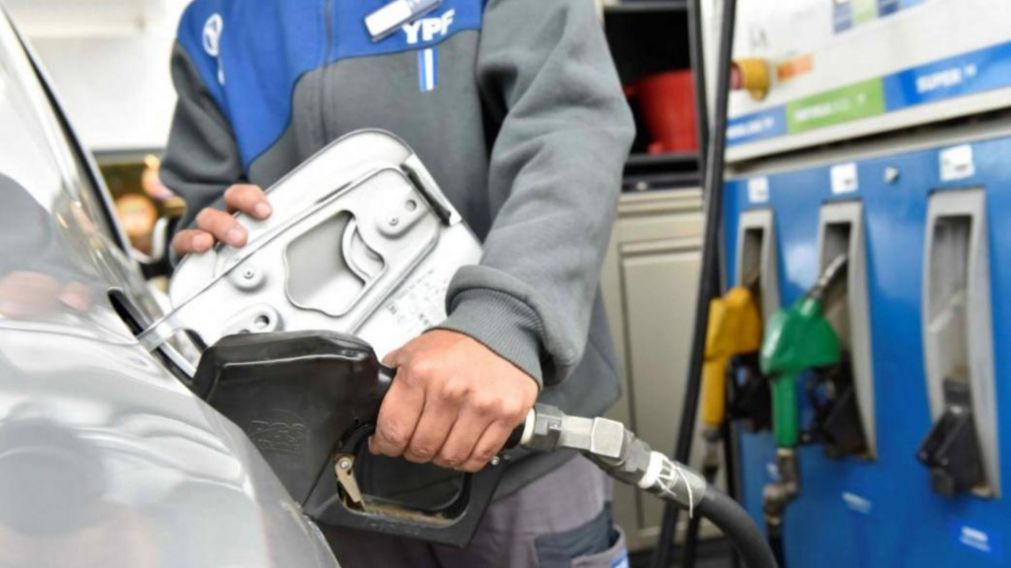 Aumenta la nafta: los combustibles suben alrededor de un 27% a partir de este miércoles.
