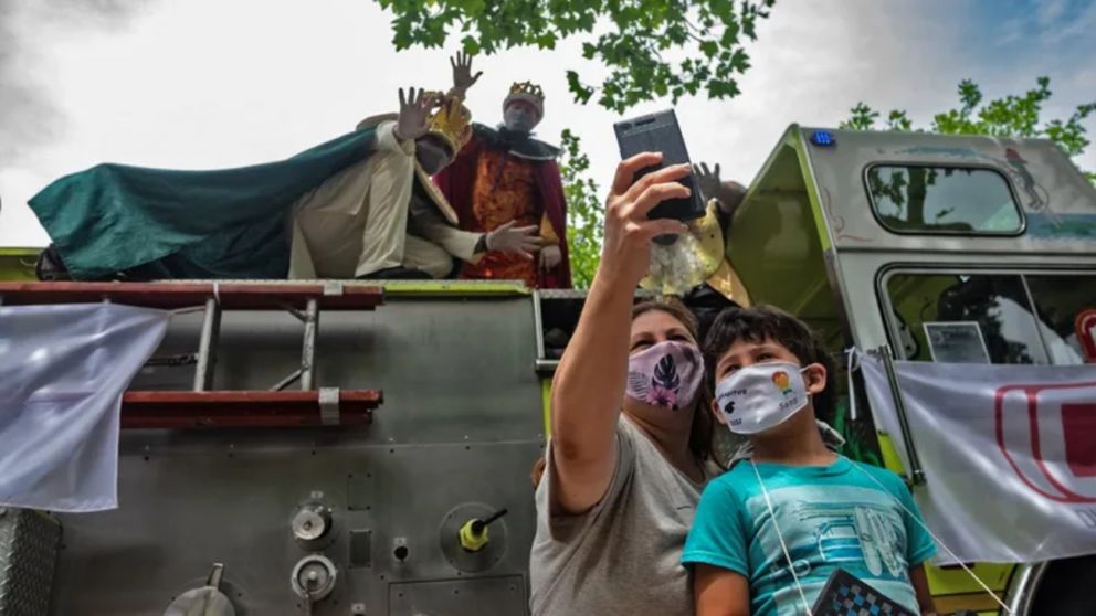 El viernes 5 de enero Melchor, Gaspar y Baltasar recorrerán la ciudad en autobomba para brindarles una jornada mágica a los chicos.