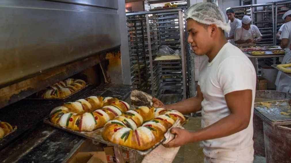 La materia prima con la que se hace la Rosca de Reyes se fue por las nubes.