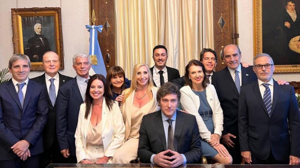 Javier Milei junto a su gabinete completo en Casa Rosada.