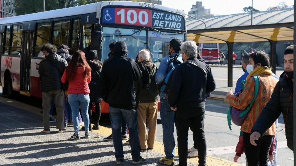 Las empresas de colectivos mantendrán una frecuencia reducida, similar a la de un día domingo