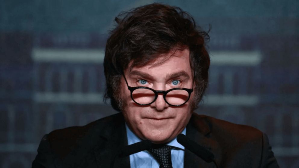 Javier Milei defendió el mega decreto y cuestionó a quienes buscan frenarlo.