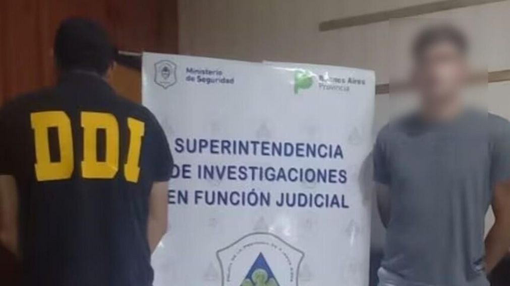 Este es el joven que fue arrestado por los investigadores policiales.