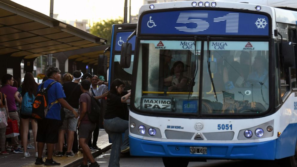 Nuevo aumento en los boletos de trenes y colectivos desde el 1° de enero (Pablo Villán / Crónica).