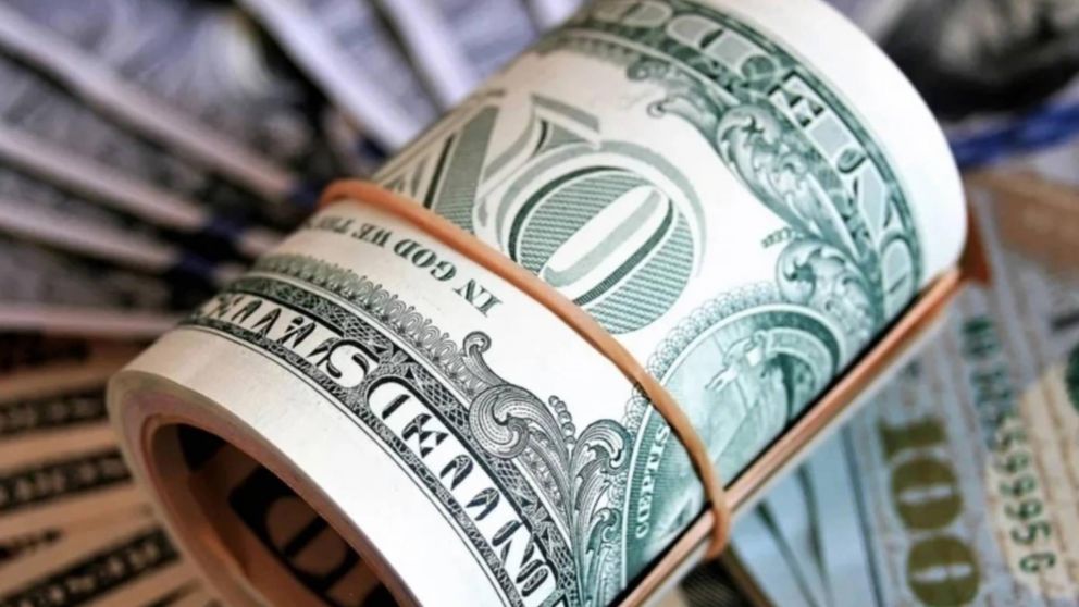 Dólar hoy: ¿A cuánto cotizan el oficial y el "blue"?