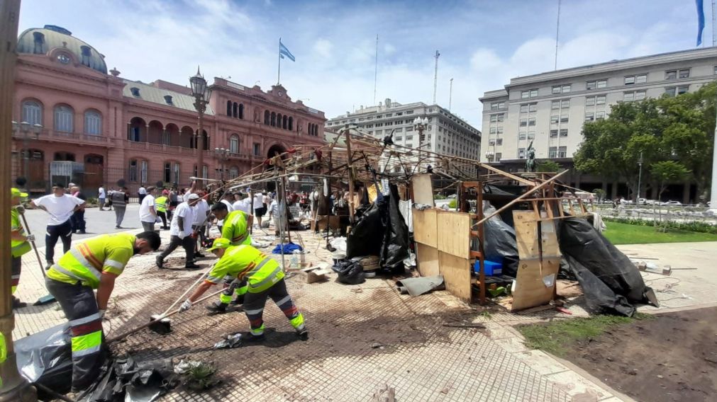 Lo que quedó del acampe en Plaza de Mayo. (Twitter)