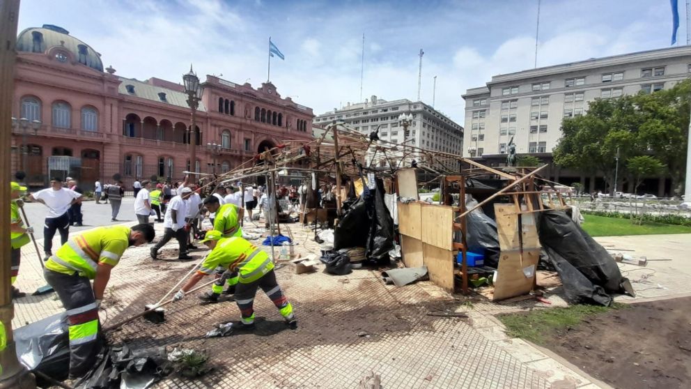 Lo que quedó del acampe en Plaza de Mayo. (Twitter)