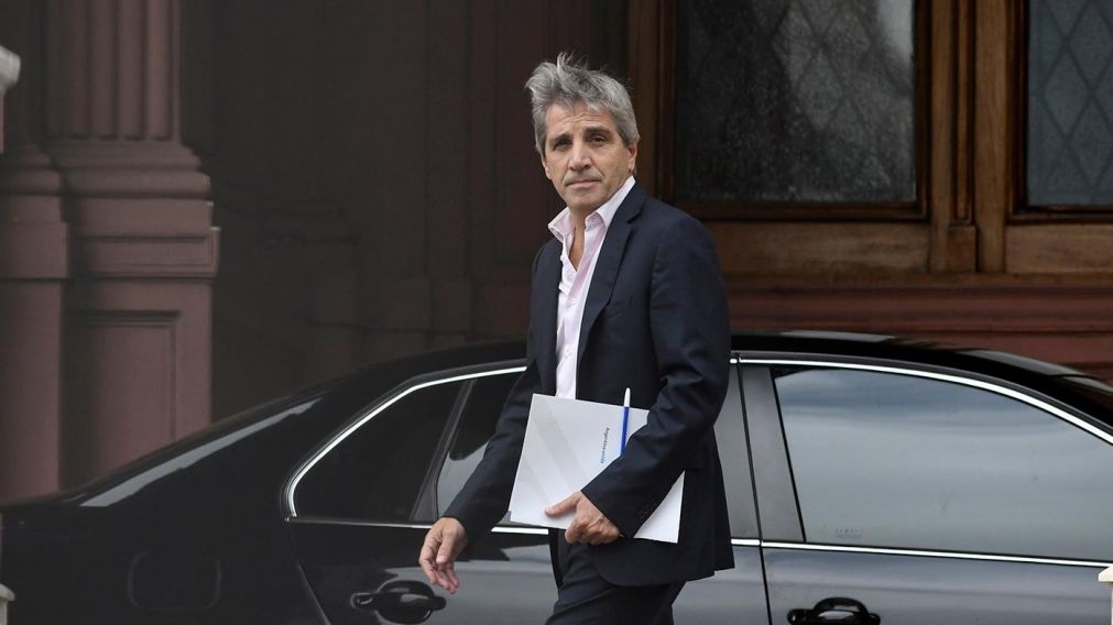 Luis "Toto" Caputo, ministro de Economía, tras salir de la Casa Rosada luego de una reunión con el presidente Javier Milei (Télam).