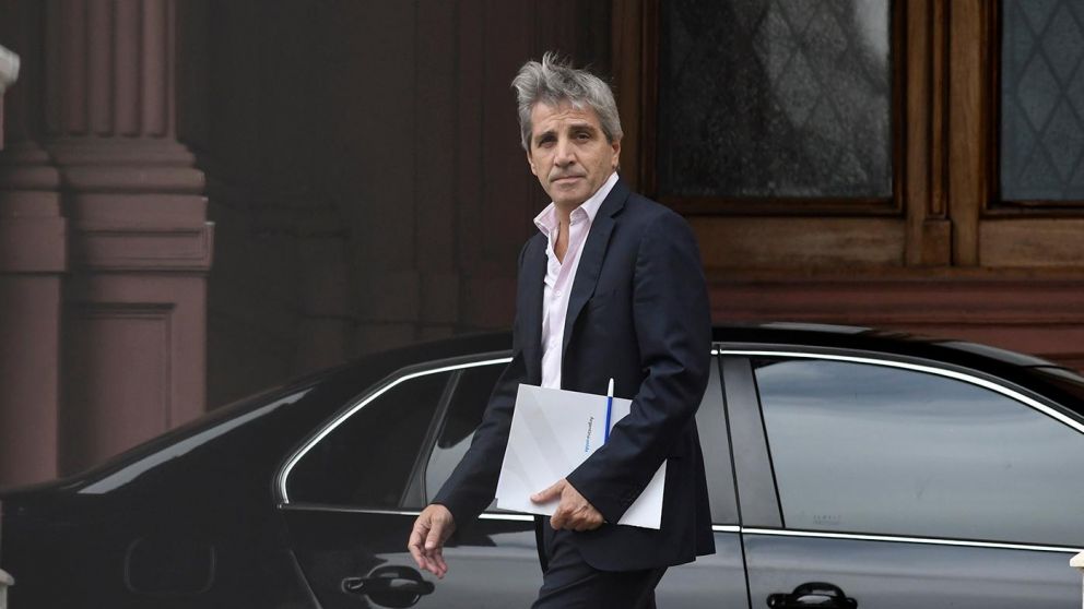 Luis "Toto" Caputo, ministro de Economía, tras salir de la Casa Rosada luego de una reunión con el presidente Javier Milei (Télam).