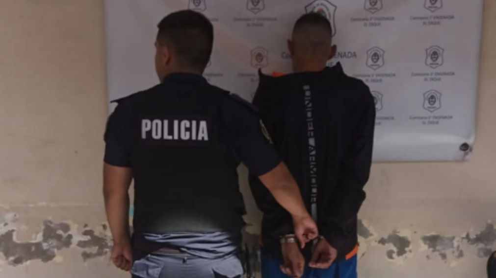 El sujeto terminó detenido (Gentileza 0221).