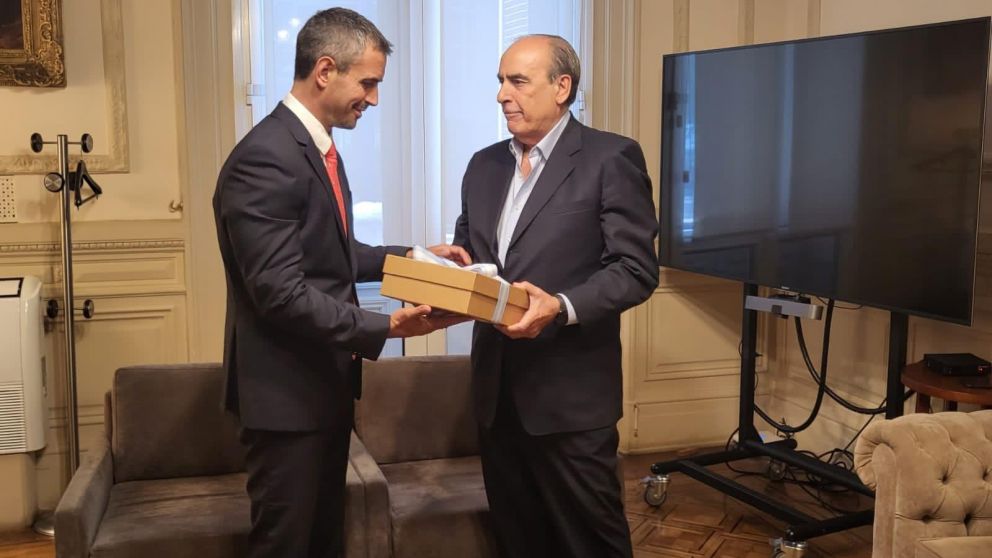 El ministro del Interior, Guillermo Francos, entregó el proyecto en persona a Martín Menem, titular de la Cámara de Diputados.