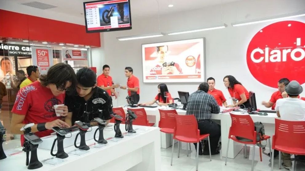 Claro busca empleados para el área de atención al cliente.