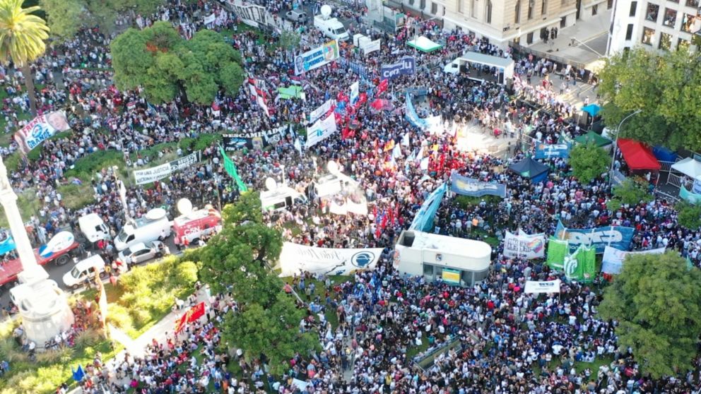 Organizaciones sociales y movimientos sociales marcharán este miércoles a Tribunales contra el DNU de Milei (Imagen ilustrativa).