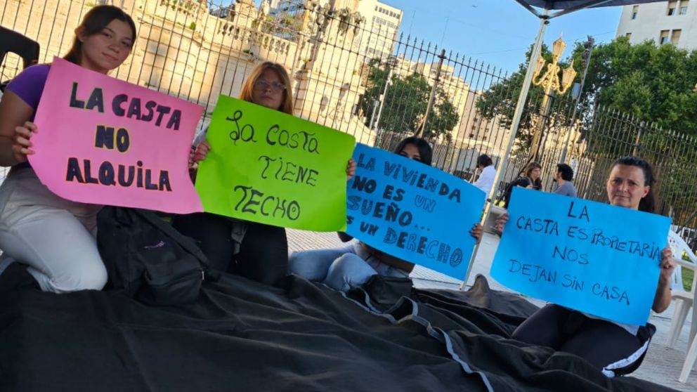 La protesta del "colchonazo" frente al Congreso de la Nación. (Twitter)