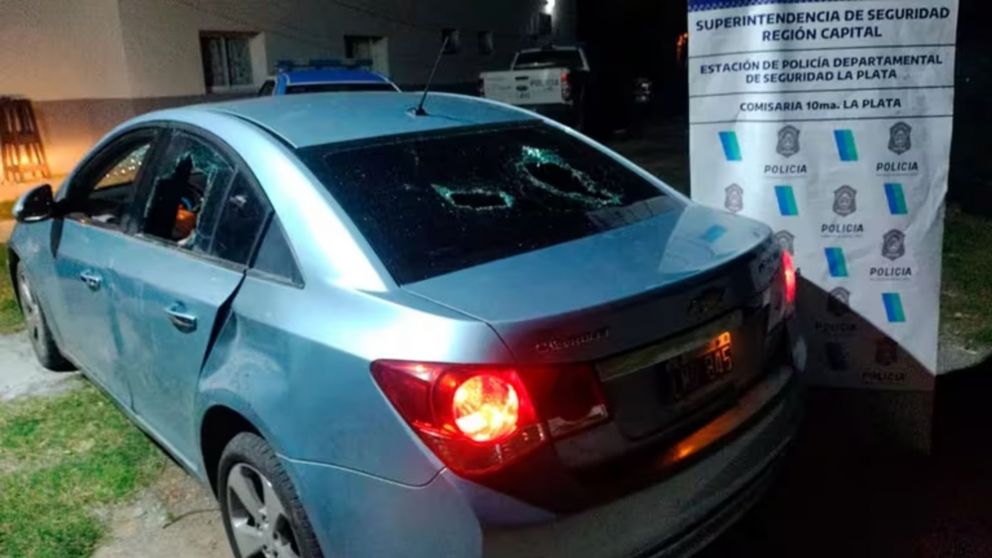 Así quedó el auto tras el ataque de los vecinos cuando vieron que arrojaban a la chica