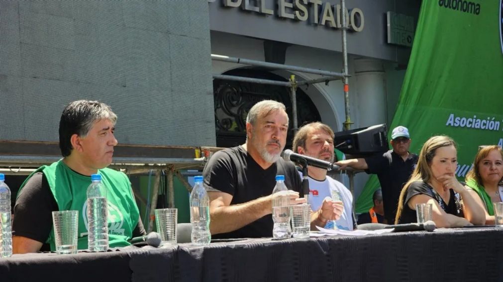 Tras el DNU, Aguiar anunció que ATE profundizará su "plan de lucha".