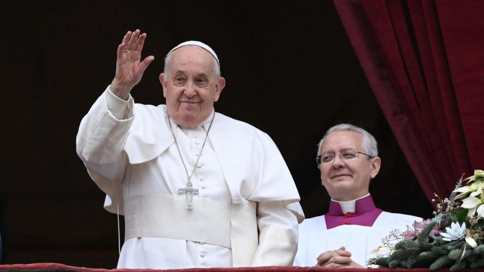 El Papa Francisco se asoma al balcón de la basílica de San Pedro.