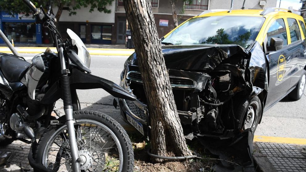 El taxista chocó contra un árbol y se peleó con el equipo de Crónica HD (Ruben Paredes).