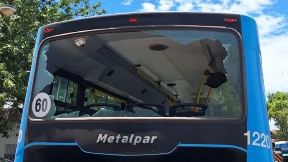 A plena luz, tirotearon en la luneta trasera de la unidad.