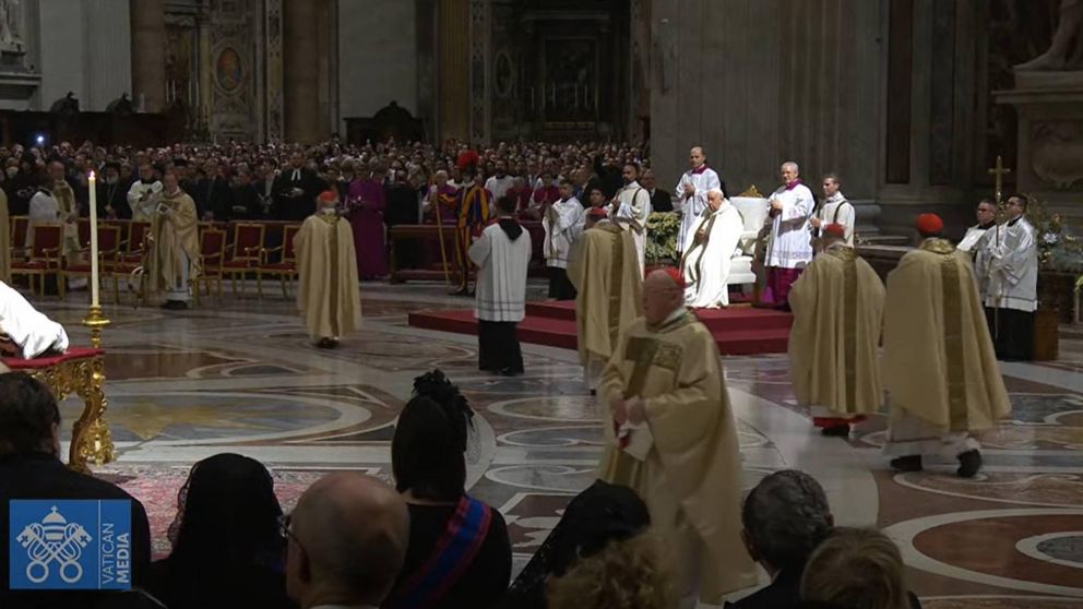 Así el Papa Francisco encabezó la misa de Gallo en la Basílica San Pedro.
