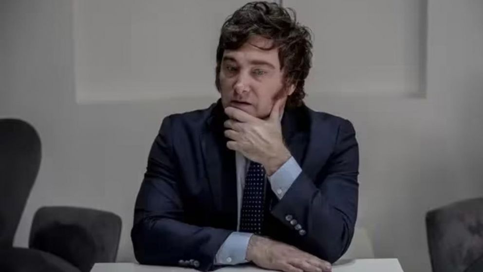 La justicia admite tratar amparo colectivo contra DNU de desregulación económica de Javier Milei.