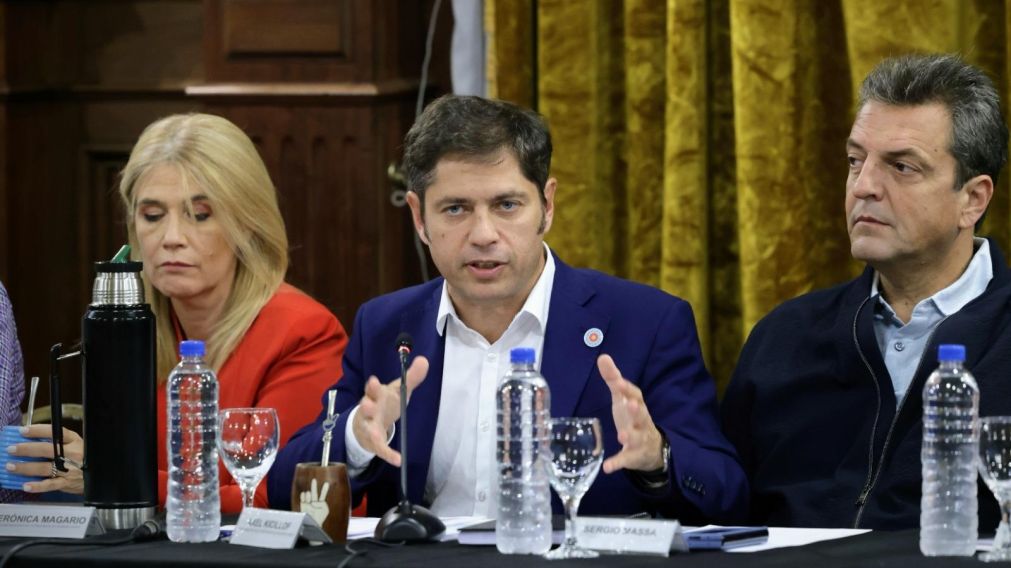 Axel Kicillof junto a Verónica Magario y Sergio Massa (X/@Kicillofok).