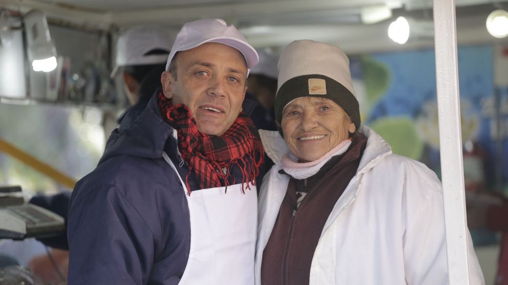 Antonio y Ana Mellino entregan bandejas de comida para las fiestas desde hace 20 años.