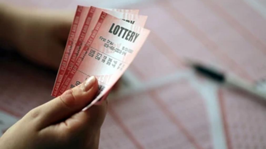 Ganó la lotería y un juez le ordenó compartir el premio con su amigo por un impactante motivo.