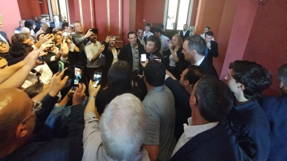 Javier Milei afirmó que mantendrá "absolutamente" el DNU y deseó que en 2024 se pueda "reconstruir" el país.