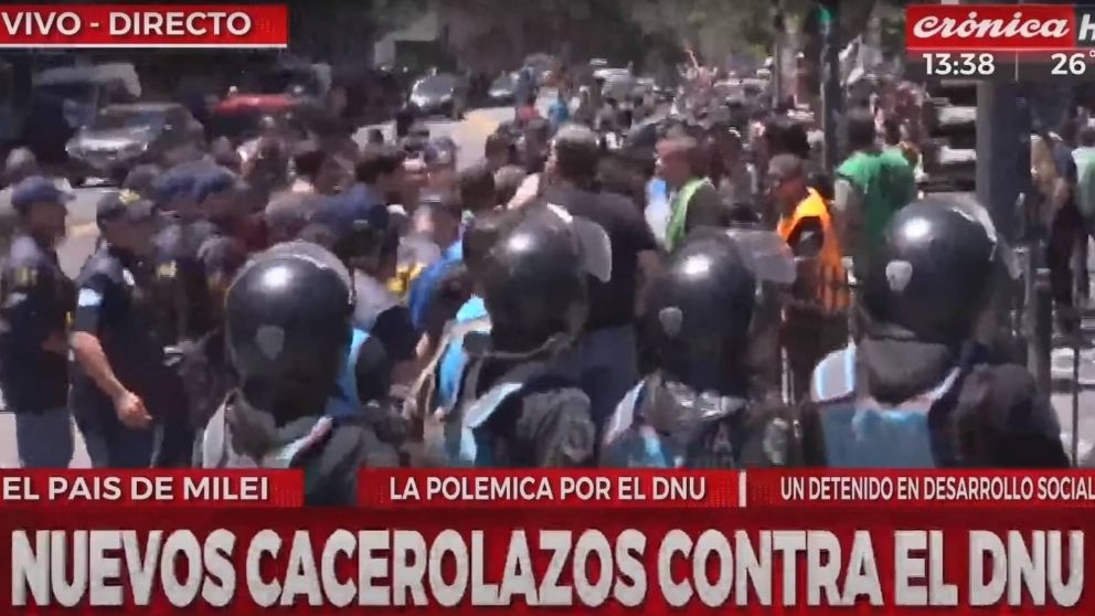 ¡EN VIVO! Protesta en las puertas del ministerio de Capital Humano, con ollas vacías y en reclamo de audiencia.