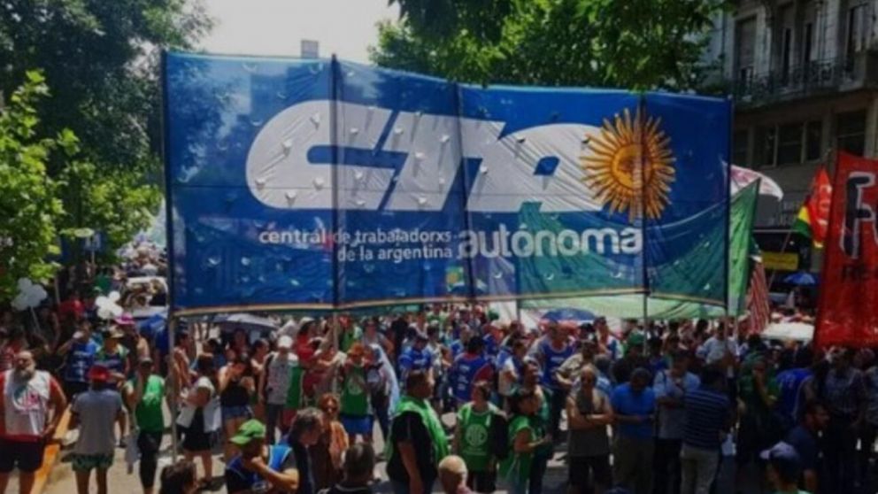 Gremios y organizaciones sociales marchan hacia el Obelisco en rechazo al mega DNU de Milei.