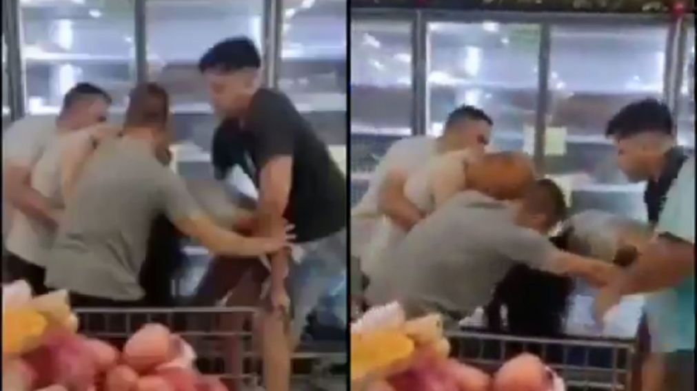 Dos mujeres se agarraron de los pelos por un corte de carne que estaba de oferta (Imagen captura vídeo).