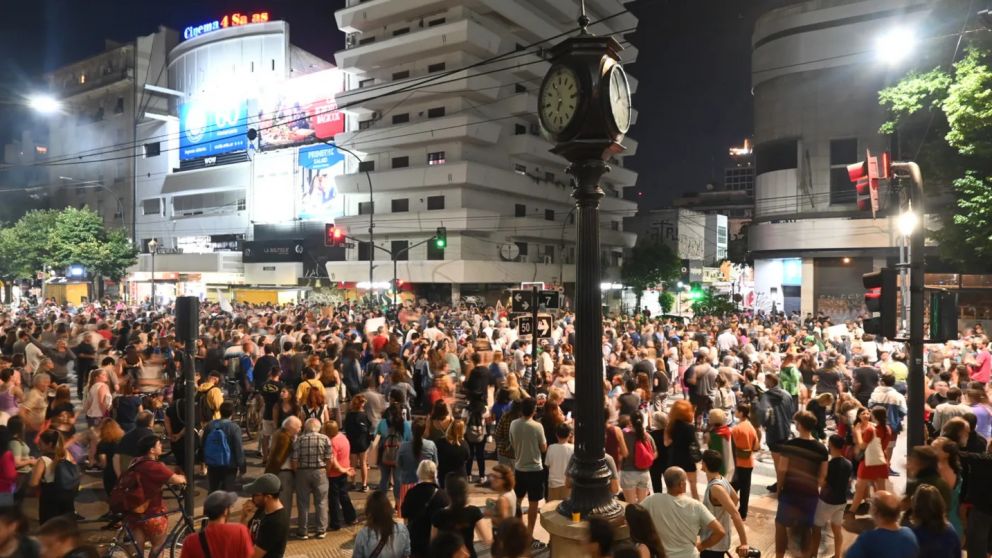 Cacerolazo en la ciudad de La Plata en contra del DNU de Javier Milei (Imagen 0221).