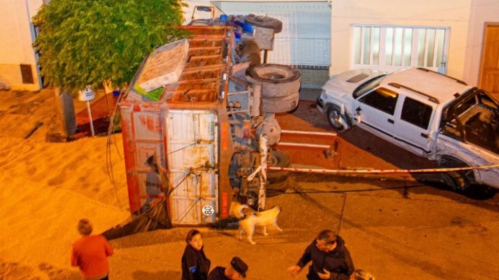 El camión sustraído volcó espectacularmente luego del impacto. (Crédito: Diario El Tiempo de Azul)