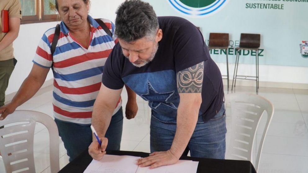 El intendente Gustavo Menéndez firmó un acuerdo con carnicerías de Merlo.