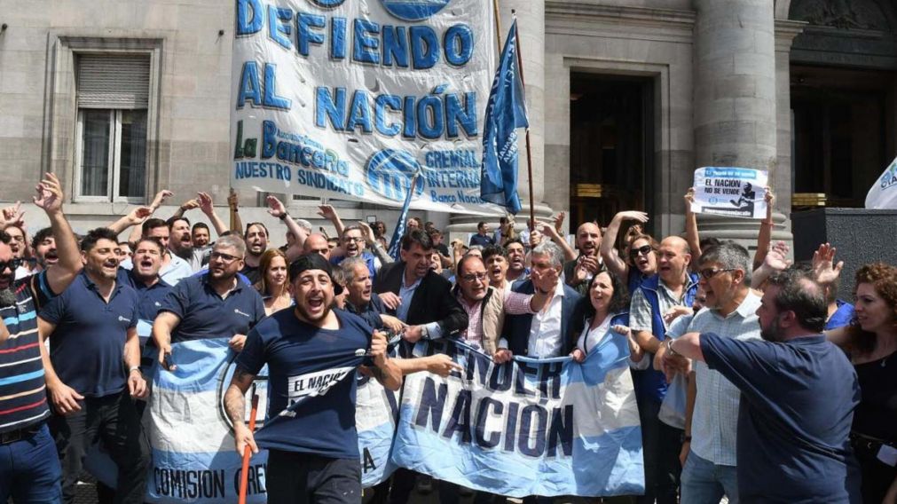 Empleados del Banco Nación se movilizaron desde la casa central de la entidad (Télam).