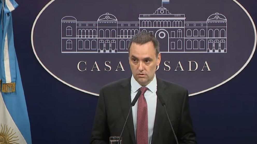 En una nueva conferencia de prensa, el vocero presidencial, Manuel Adorni, indicó que "se han recibido 8.900 denuncias" en la línea que se dispuso para reclamar sobre las marchas.