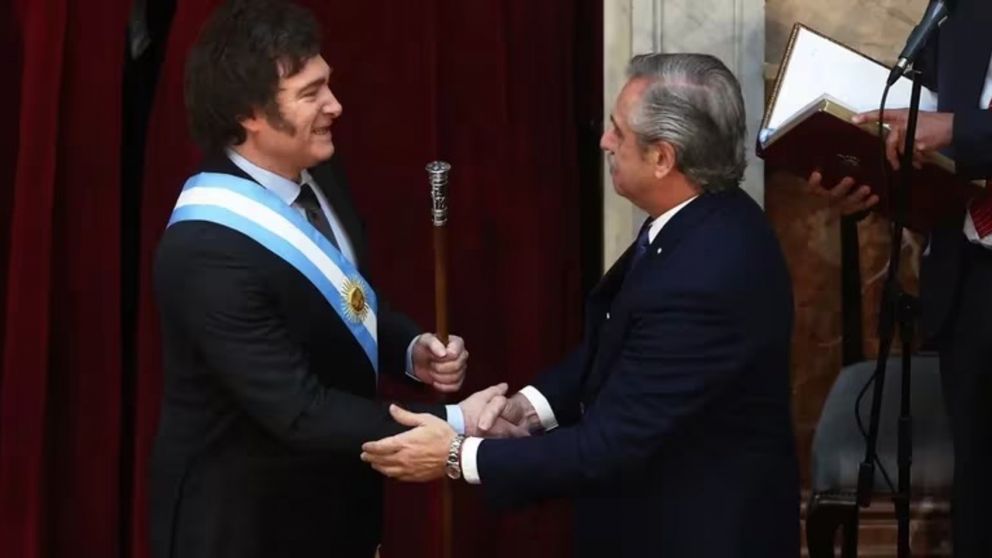 Alberto Fernández se refirió al decreto de Javier Milei en las redes sociales (Imagen AFP).