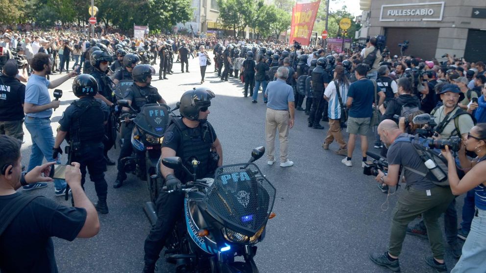 Primera movilización contra la política económica del Gobierno: imágenes de un día agitado. (Crónica/ Fernando Pérez Re)