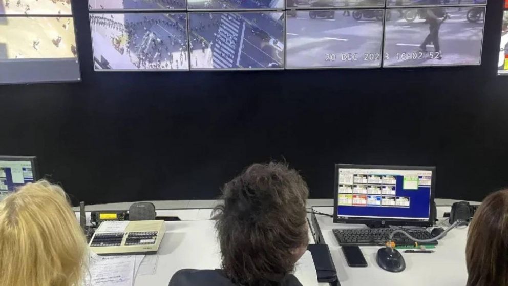 Javier Milei se retiró del Departamento de Policía, desde donde supervisó el operativo ante las movilizaciones.