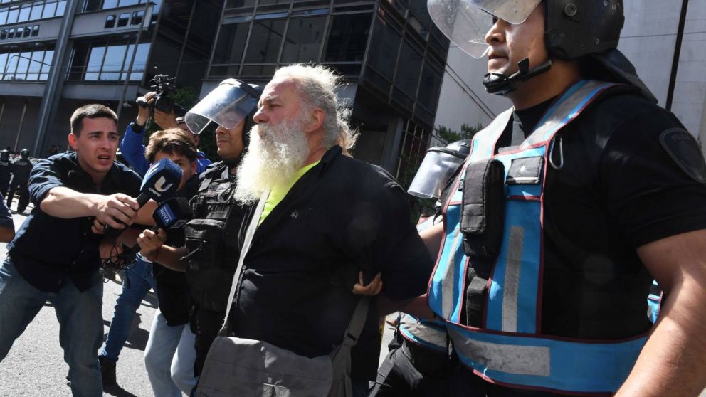 La detención de una de las personas que asistieron a la movilización (Télam).